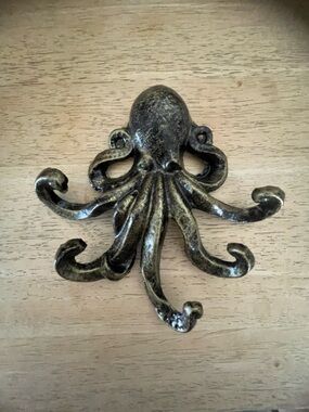 Selections Octopus Wall Hook Rack crafted from durable cast iron; 7” x 6”